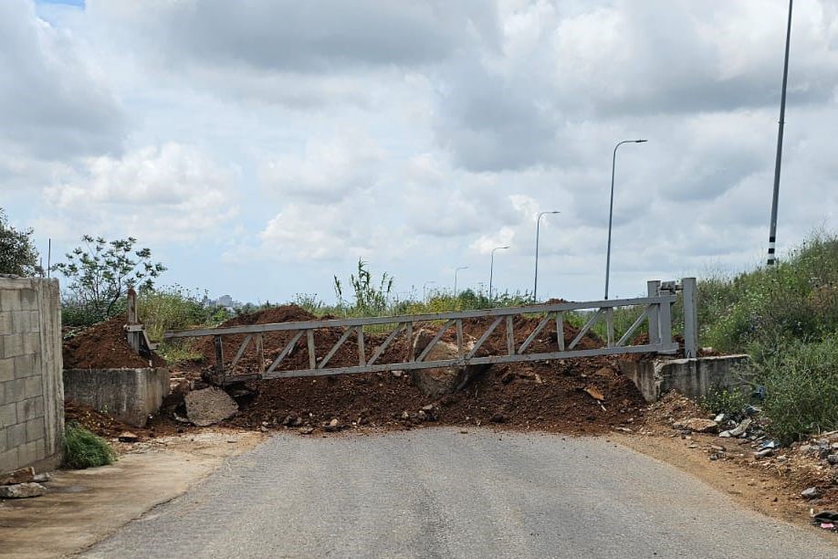 أحد مداخل بلدة جيوس شرق قلقيلية عقب إغلاقه من قبل قوات الاحتلال الإسرائيلي 
